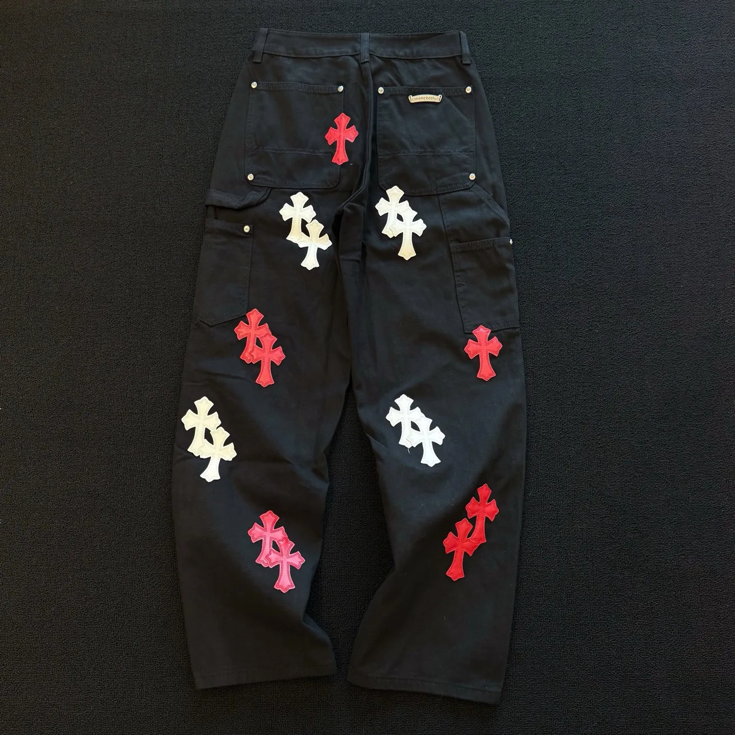 P280 Style number: D359 So cool from Chromehearts Chromehearts Contrast color leather overalls Color #Black Size #S-Xxl (28 30 32 34 36) 28 Waist 74 Hips 102 Length 101 30 Waist 78 Hips 106 Length 102 32 Waist 82 Hips 110 Pants length 103 34 Waist 86 Hips 114 Pants length 104 36 Waist 90 Hips 118 Pants length 106